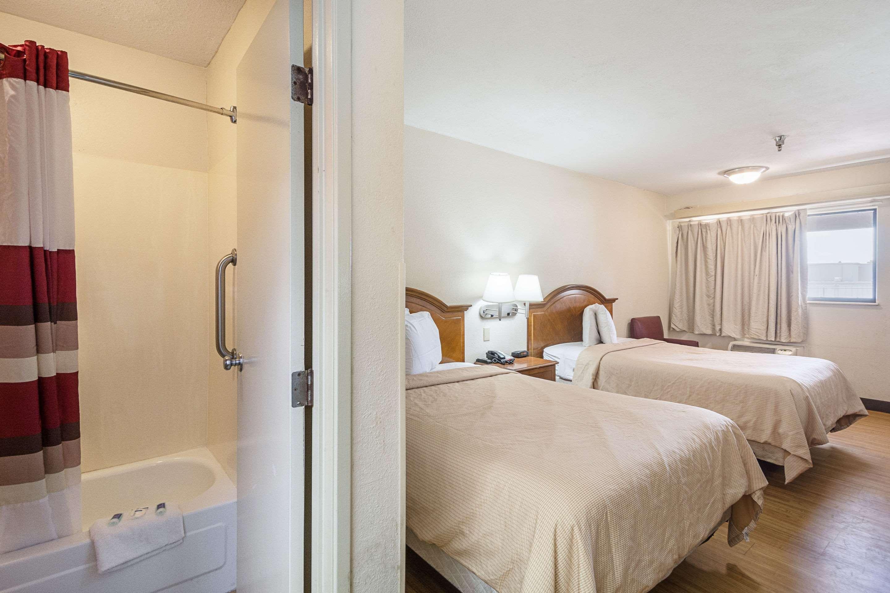 Bay Inn On Busch タンパ エクステリア 写真